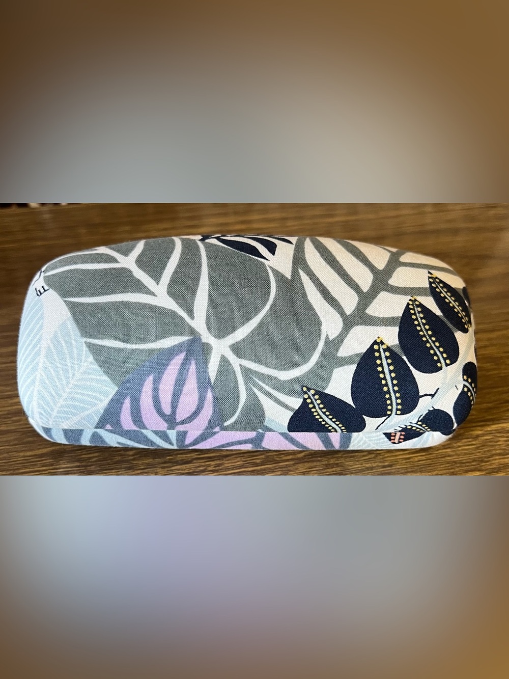 Vera Bradley Hard Eyeglass Sunglasses Case in Palm Floral. EUC